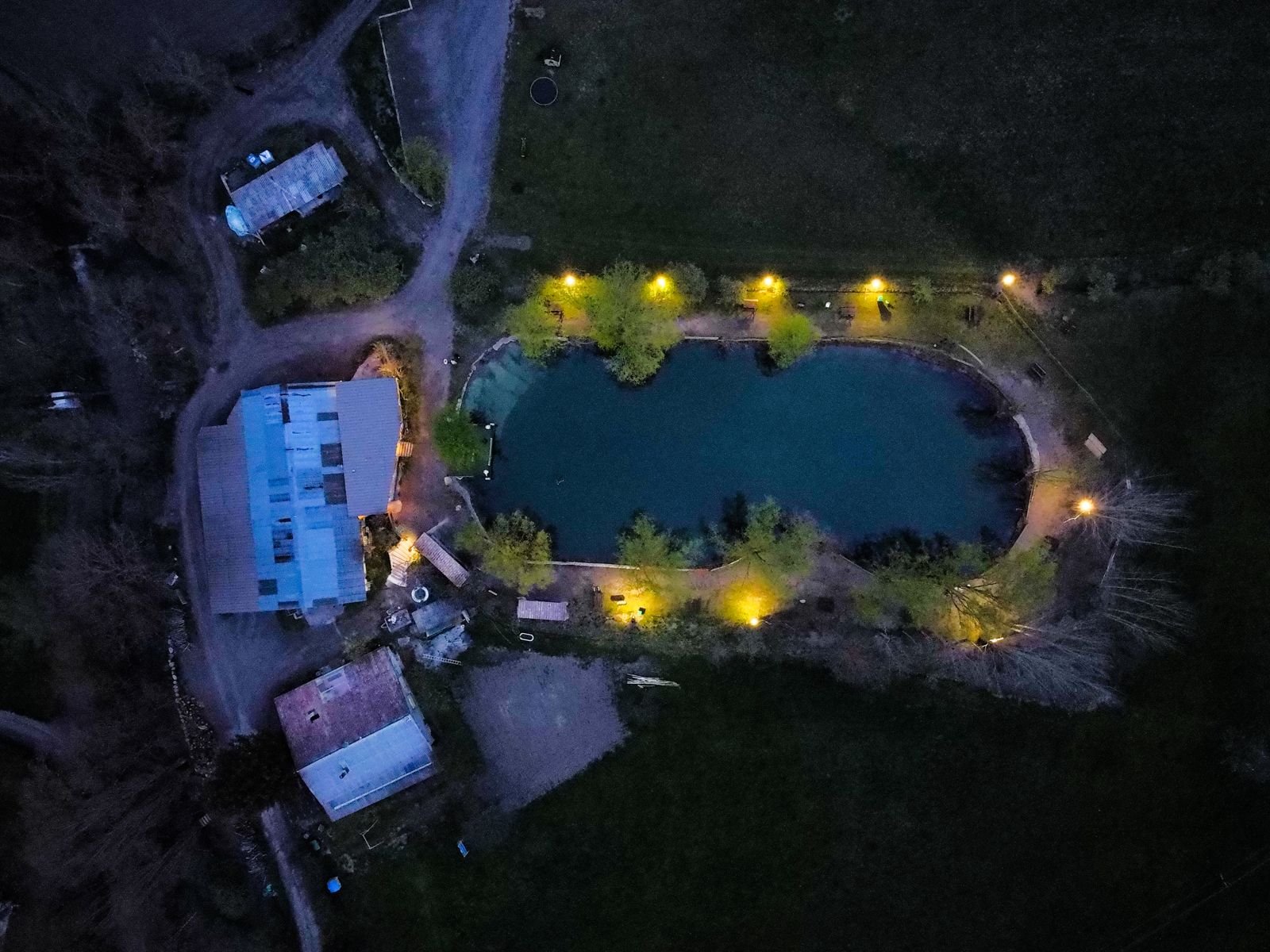 Le lac éclairé vu du ciel à la tombée de la nuit