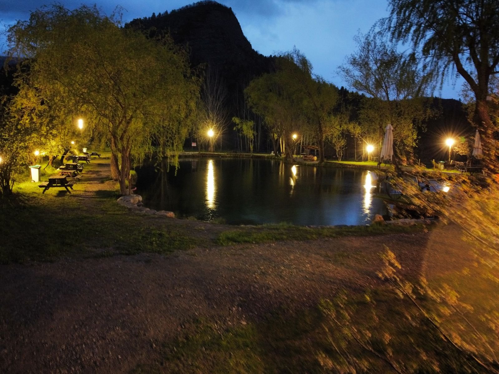 Le lac au crépuscule avec son éclairage