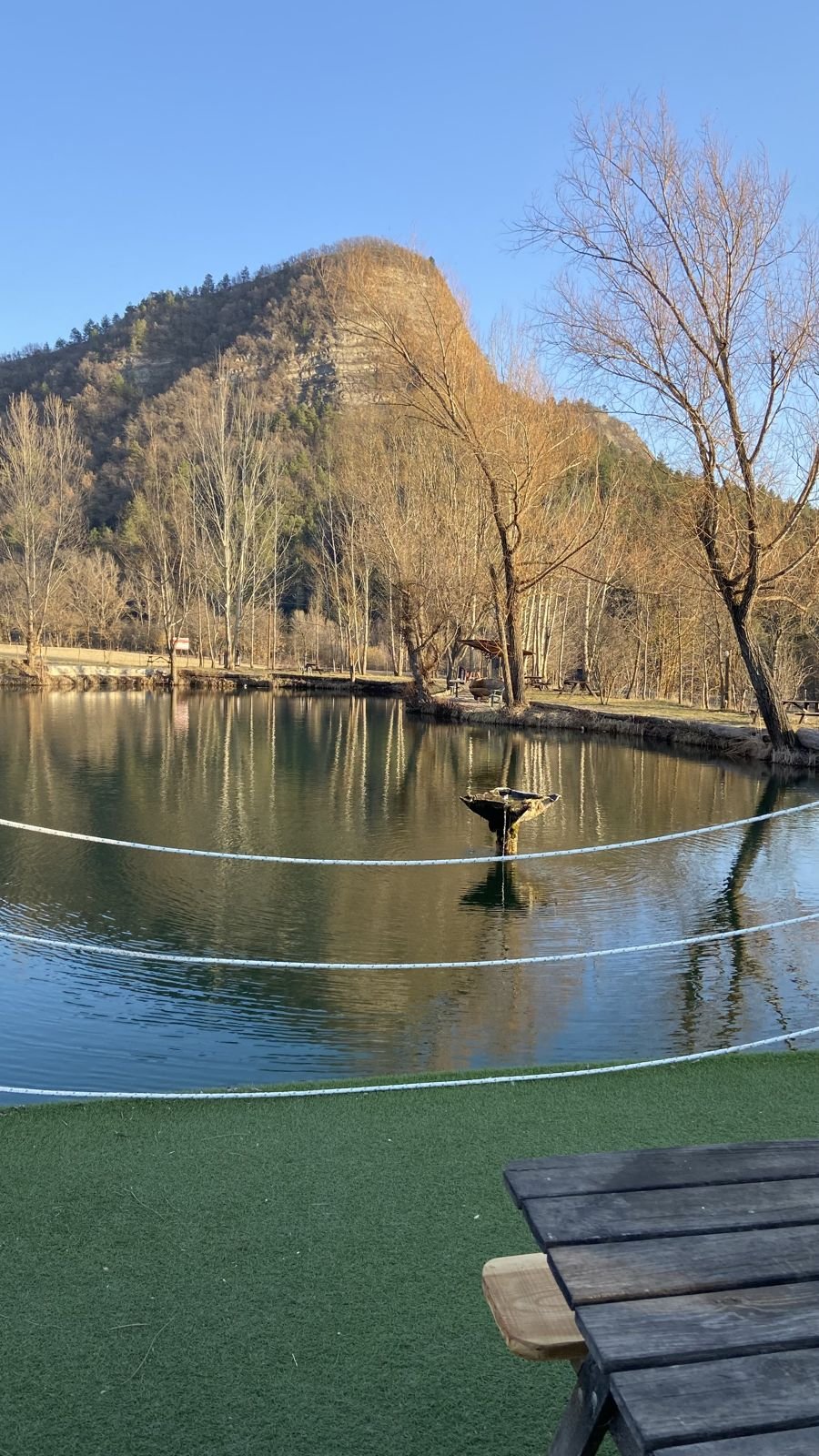 Le lac en hiver, la montagne dorée par le soleil