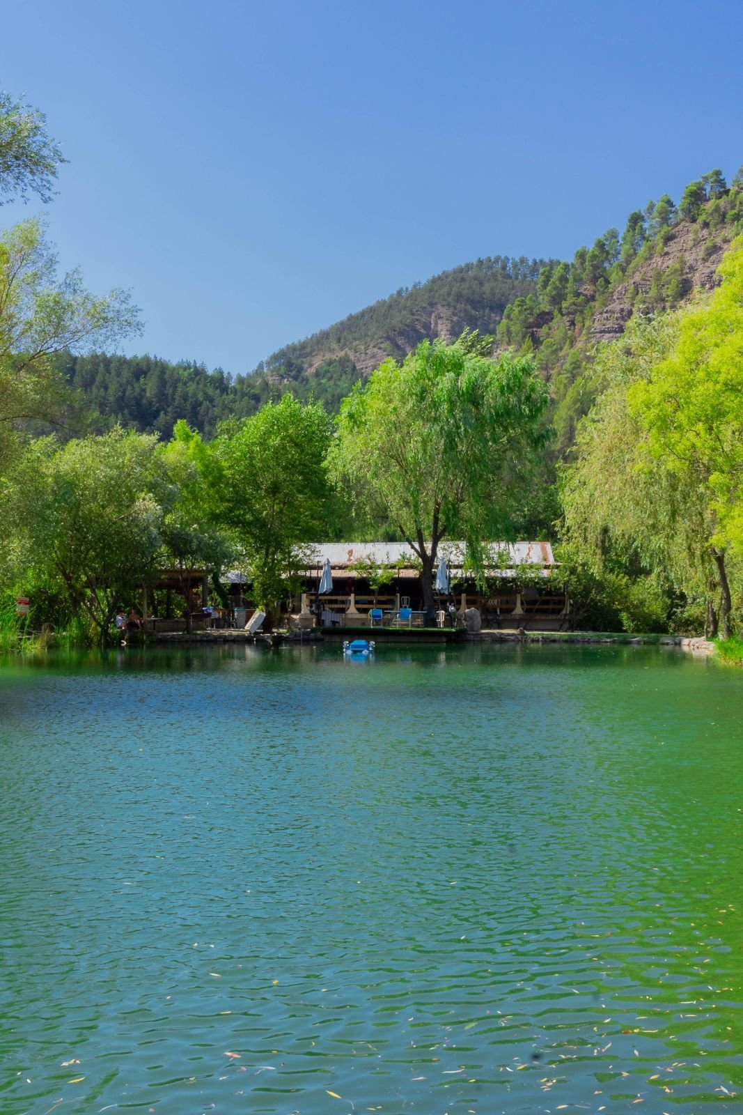 Le lac de Pêche à la Ferme entouré de montagnes à Digne-les-Bains