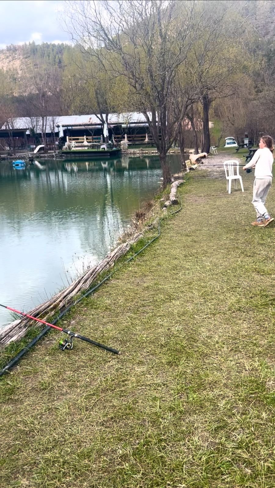 Partie de pêche à la truite au bord du lac