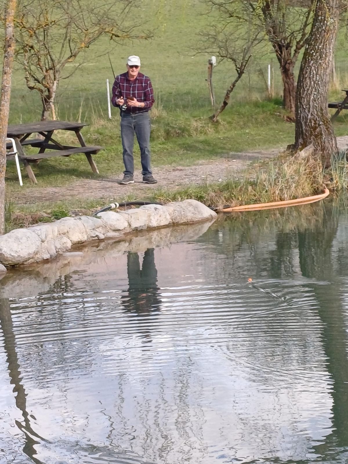 Un pêcheur au bord du lac