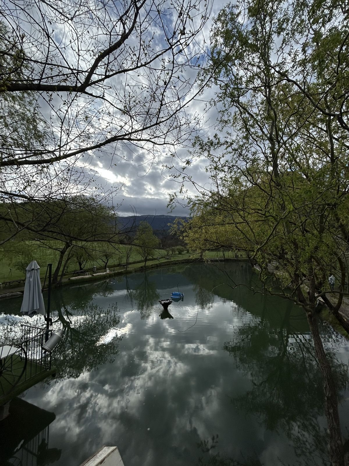 Le lac et la falaise en hiver