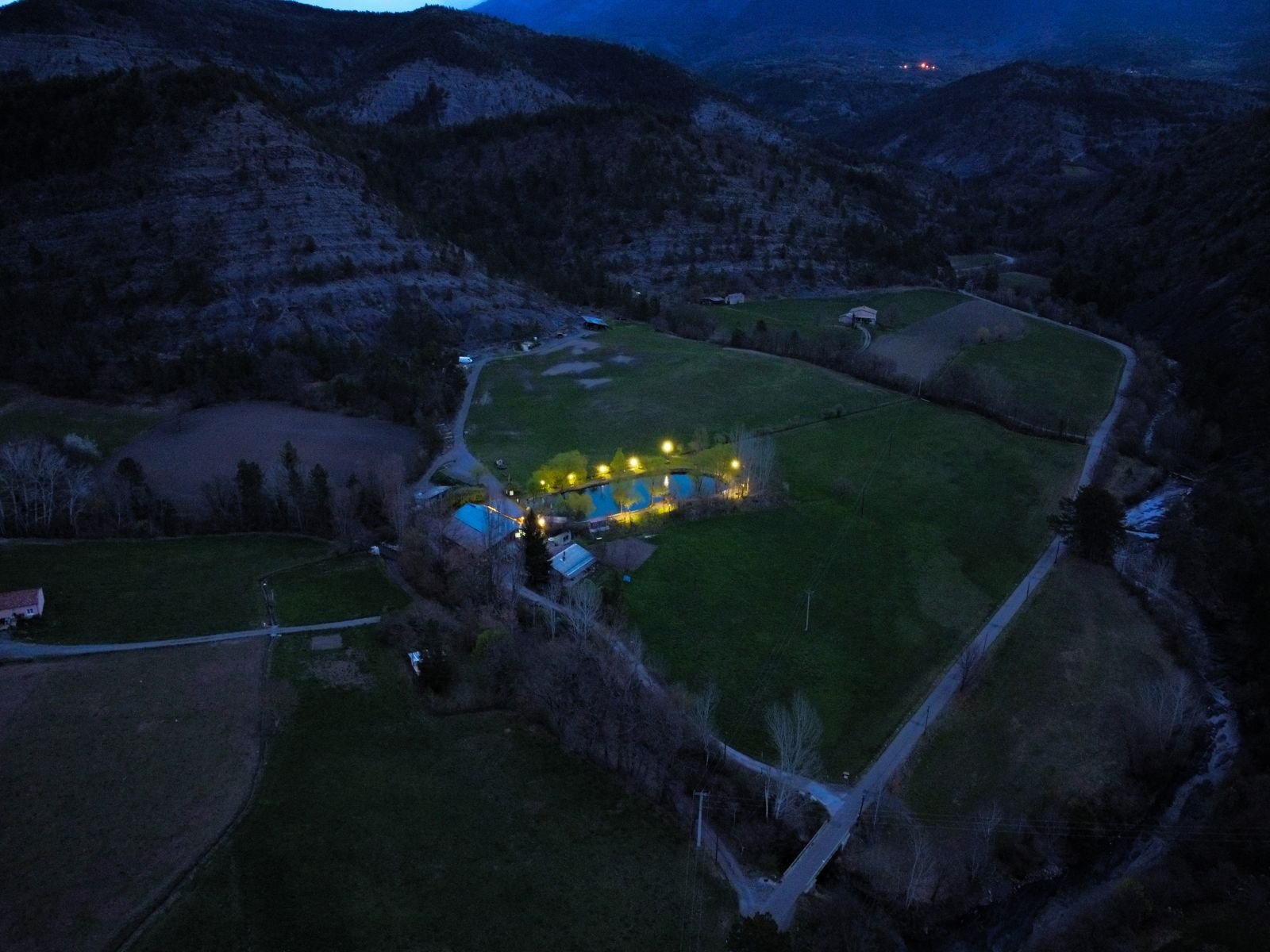 La vallée des Dourbes au crépuscule, le lac illuminé au centre